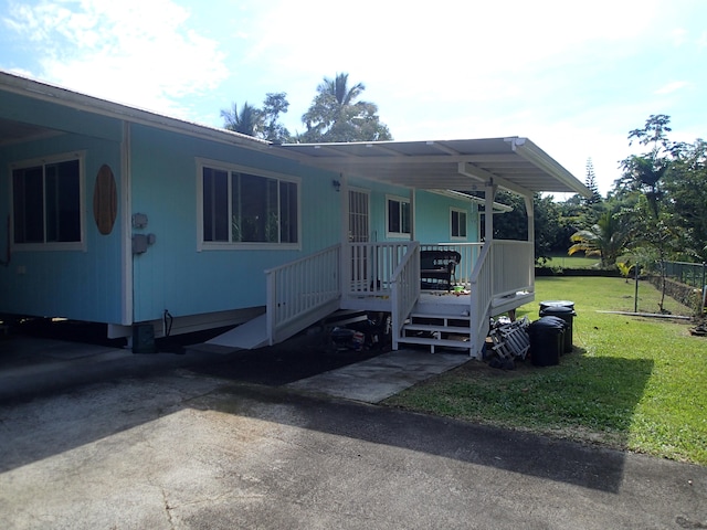 manufactured / mobile home featuring a front lawn