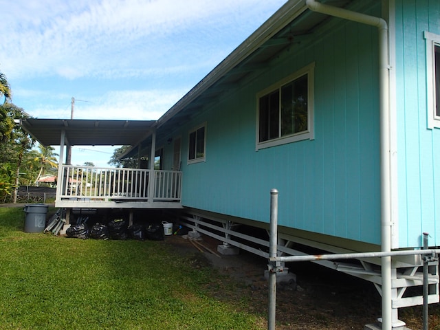 view of side of property featuring a lawn