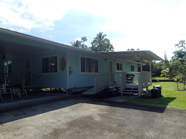 view of front of home featuring a front yard