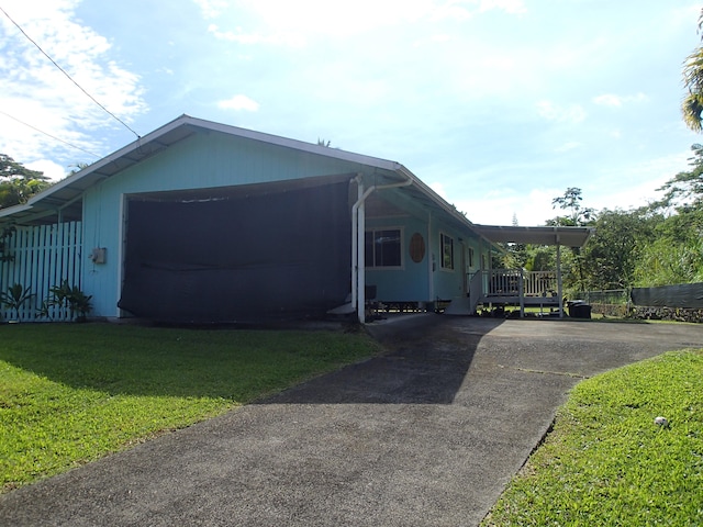 view of front of property featuring a front yard