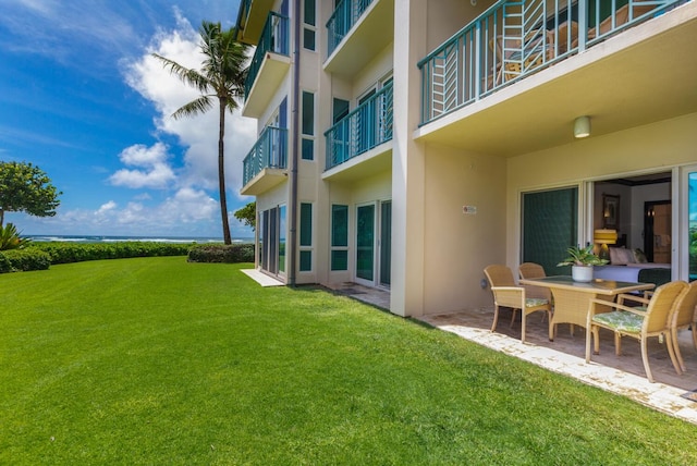 view of yard featuring a patio area