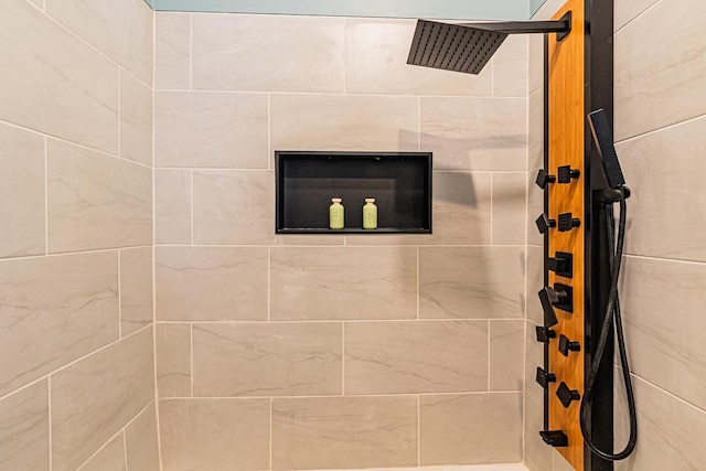 bathroom featuring a tile shower