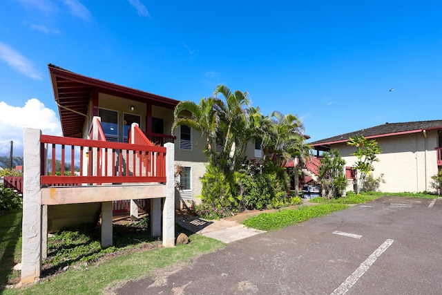 view of front of house with a balcony