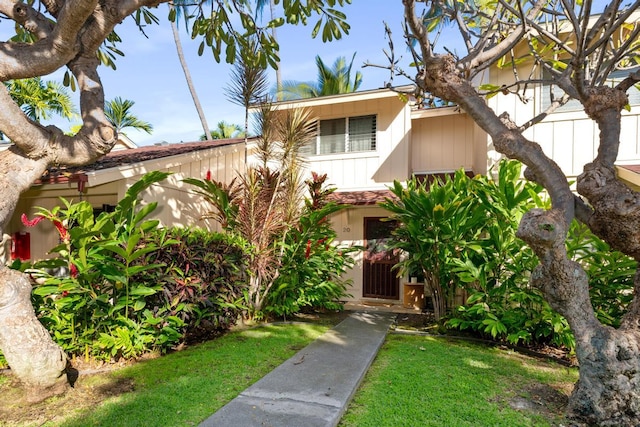 view of front of house featuring a front yard