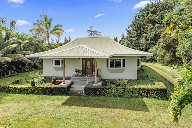 view of front of home featuring a front yard