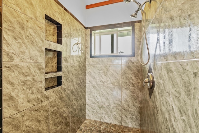 bathroom featuring a tile shower