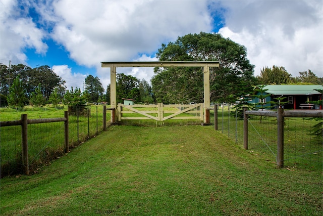 view of yard featuring a rural view