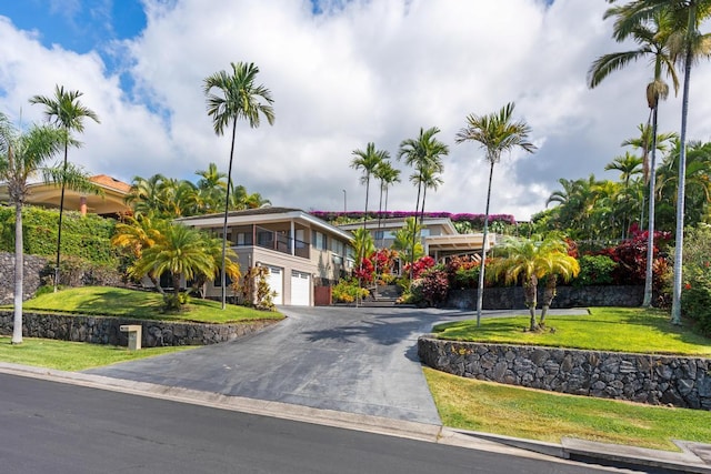 view of front of home featuring a garage and a front yard