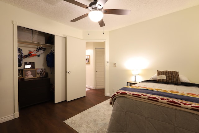 bedroom featuring a closet, a textured ceiling, dark hardwood / wood-style floors, and ceiling fan