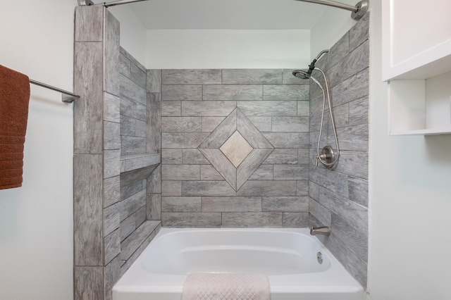 bathroom featuring tiled shower / bath