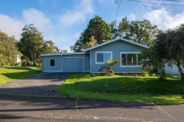 view of front of home featuring a front lawn