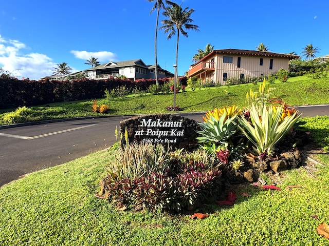 community / neighborhood sign featuring a yard