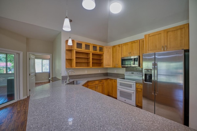 kitchen with sink, decorative light fixtures, stainless steel appliances, and kitchen peninsula