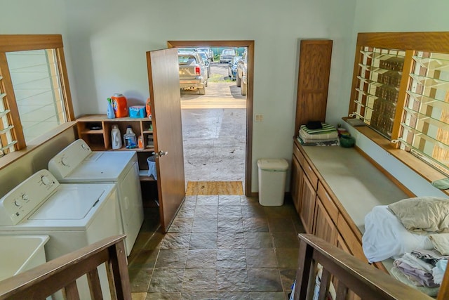 washroom featuring cabinets, sink, and independent washer and dryer