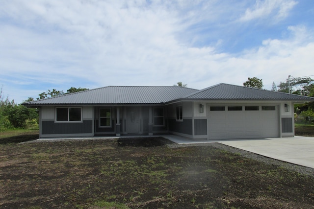 view of front facade featuring a garage