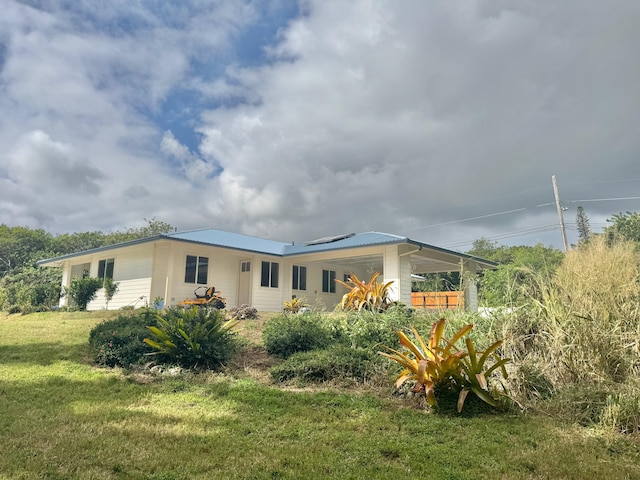 view of front facade with a front lawn