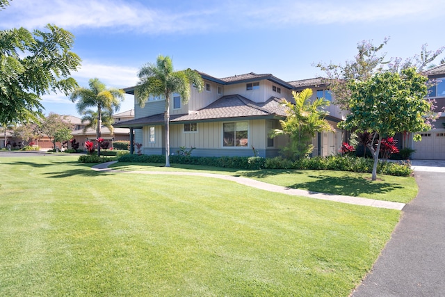 view of front of property featuring a front lawn