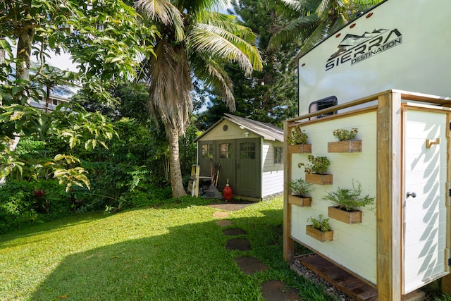 view of yard featuring a storage shed