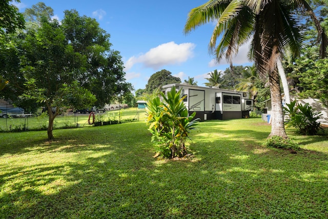 view of yard with an outbuilding