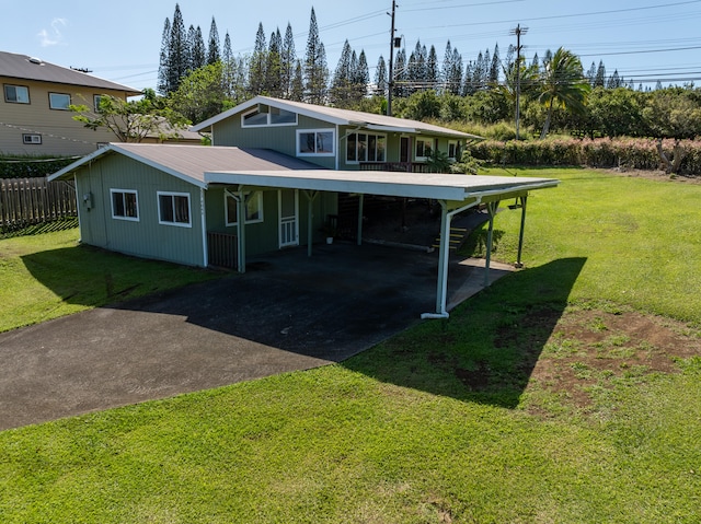 view of front of home featuring a carport and a front lawn