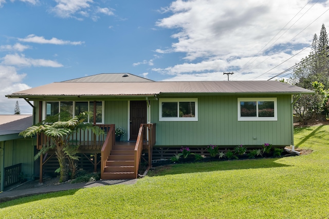 view of front of property featuring a front lawn