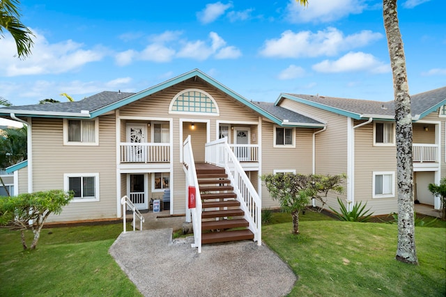 view of front of property featuring a porch and a front lawn