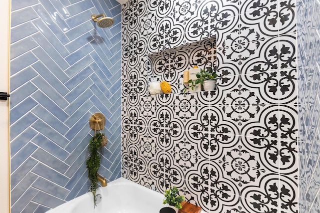 bathroom with tiled shower / bath