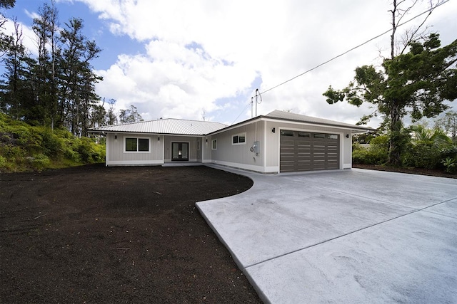 ranch-style home featuring a garage