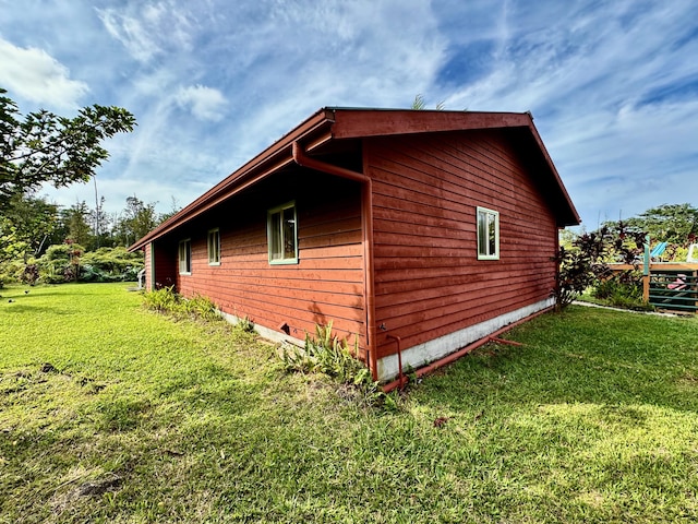 view of side of property featuring a lawn