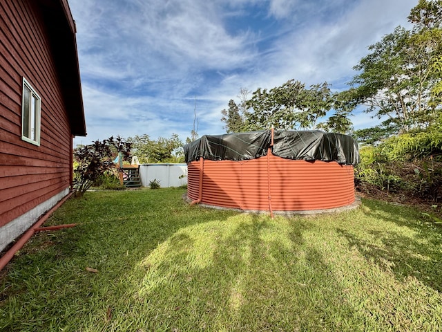 view of yard with a pool