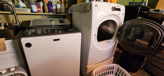 washroom featuring washing machine and dryer