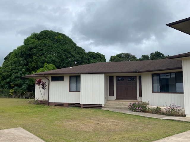 view of front of home with a front lawn