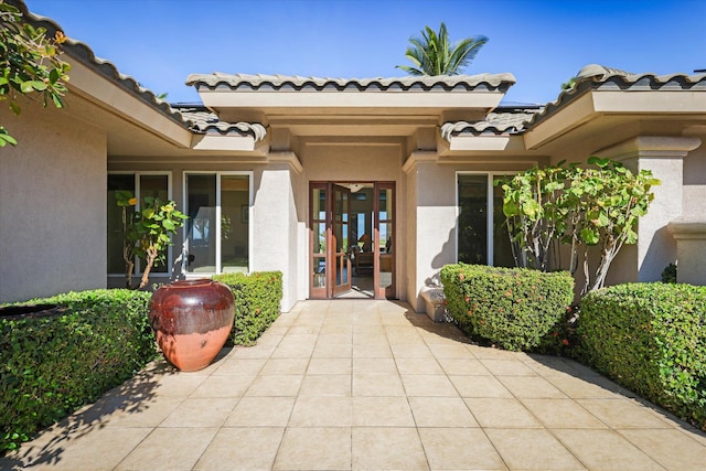 property entrance featuring a patio