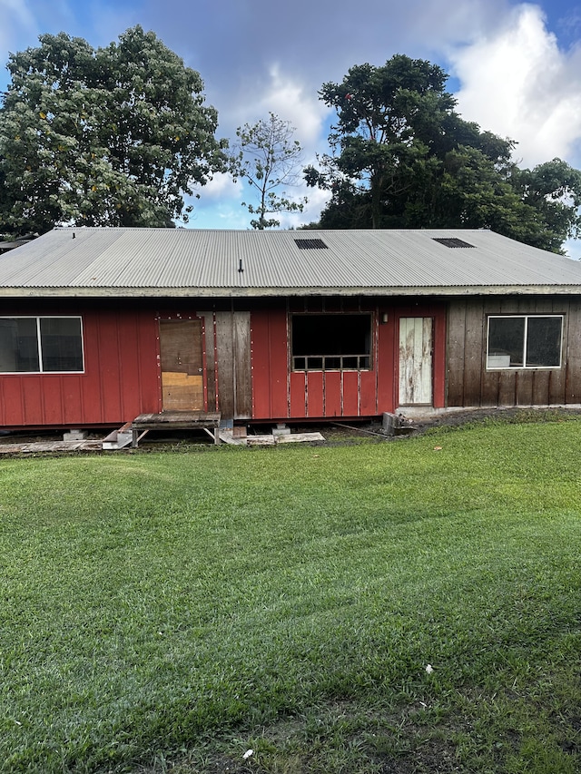 view of front of property featuring a front yard