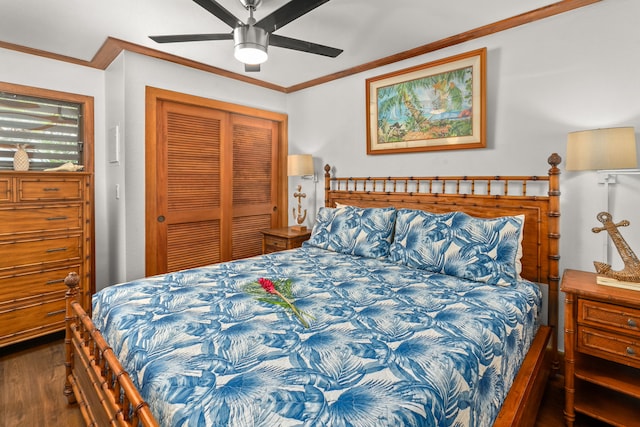 bedroom with a closet, crown molding, dark hardwood / wood-style floors, and ceiling fan