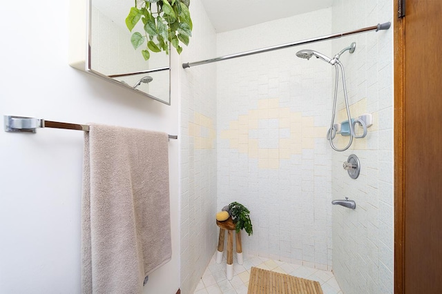 bathroom featuring a tile shower