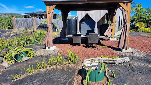 view of yard with an outdoor structure