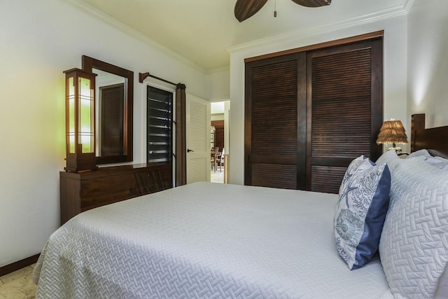 bedroom with crown molding, ceiling fan, and a closet