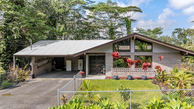 view of front of property featuring a front yard and a carport