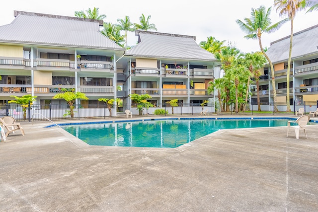 view of swimming pool