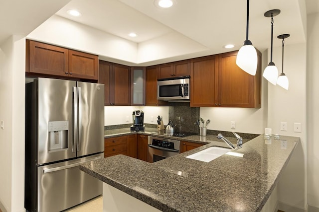 kitchen with stainless steel appliances, sink, and kitchen peninsula