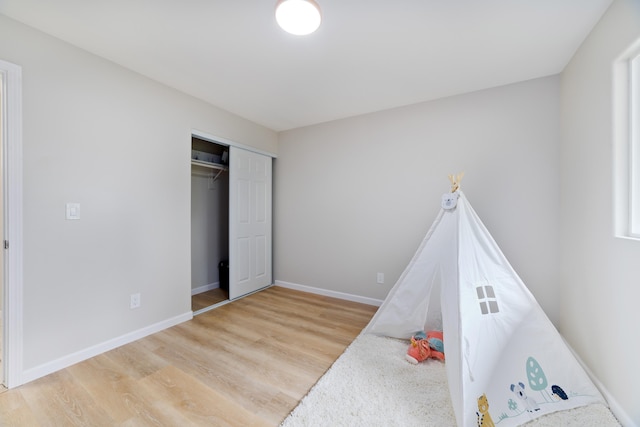 game room with hardwood / wood-style floors