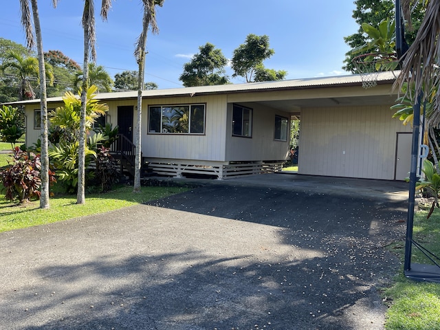 view of front of house featuring a carport and driveway