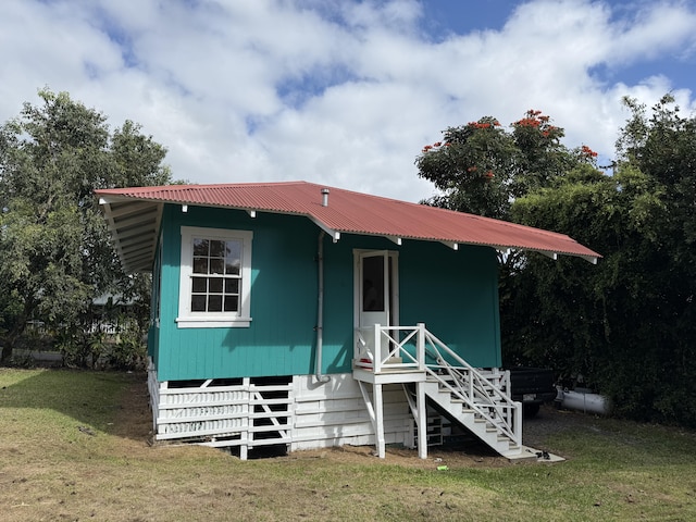 view of front of home featuring a front yard