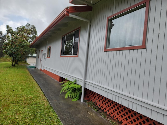 view of side of property featuring a yard