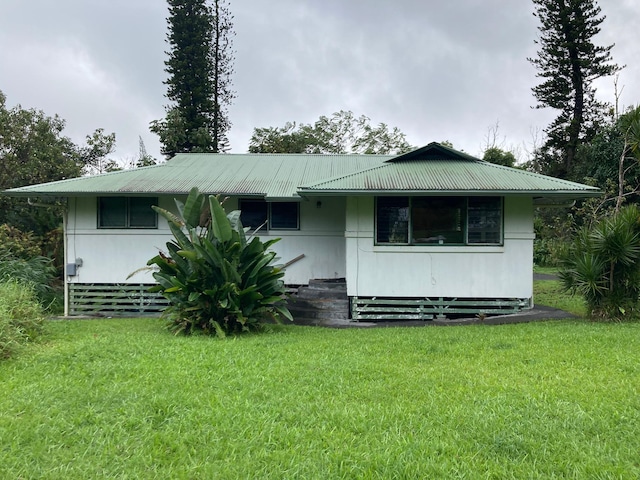 view of front of house featuring a front lawn