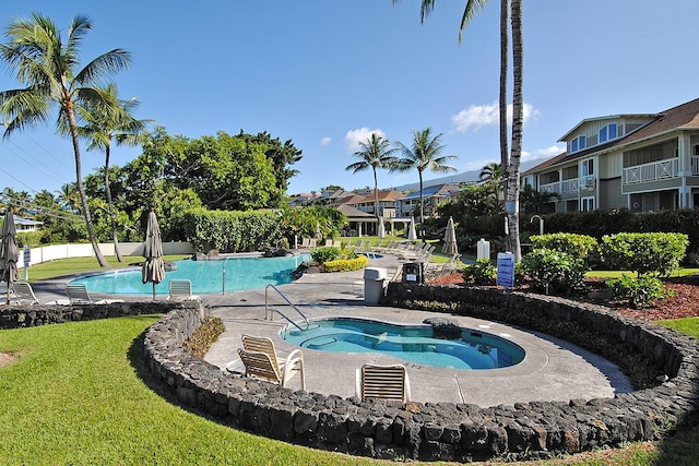 view of pool featuring a hot tub and a yard