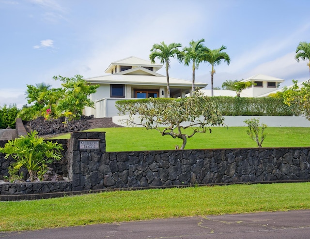 view of front facade with a front lawn