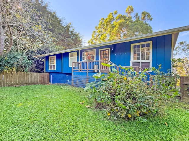 view of front of home with a porch and a front lawn