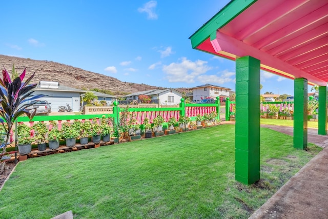 view of yard featuring a mountain view